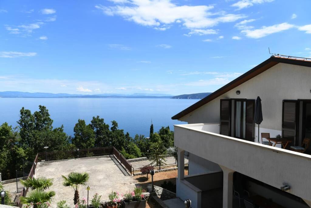 Grosses Reihenhaus Mit Viel Gruen Und Meerblick Moscenicka Draga Exterior photo